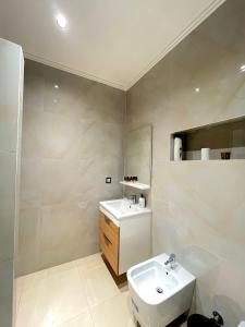 een witte badkamer met een wastafel en een toilet bij Apartment - Elegance, modernity and proximity in Tanger +35 foto's