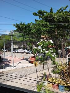 vista su una strada con parcheggio di Kitnet no centro da vila a Mata de Sao Joao