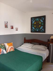 una camera con due letti e una vetrata colorata di Kitnet no centro da vila a Mata de Sao Joao