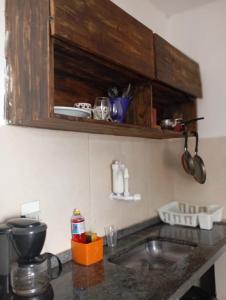 una cucina con un lavello e un piano di lavoro di Kitnet no centro da vila a Mata de Sao Joao