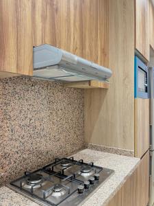 een keuken met een kookplaat in een keuken bij Apartment - Elegance, modernity and proximity in Tanger