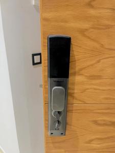 een metalen voorwerp steekt uit een deur bij Apartment - Elegance, modernity and proximity in Tanger