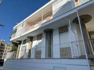 ein weißes Gebäude mit einem Balkon an der Seite in der Unterkunft Serendipia Suite in Granada