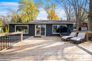 Foto dalla galleria di Rustic Lakefront Cottage with Fire Pit & Scenic Views a Brechin