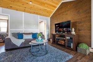 Foto dalla galleria di Rustic Lakefront Cottage with Fire Pit & Scenic Views a Brechin Altre 28 foto