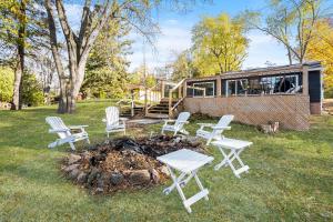 Foto dalla galleria di Rustic Lakefront Cottage with Fire Pit & Scenic Views a Brechin