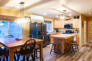 Kuchyň nebo kuchyňský kout v ubytování Stunning Salmon Riverfront Cabin