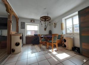a kitchen and dining room with a table and chairs at Ferienwohnung im Grünen, nähe Nürnberg in Lichtenau