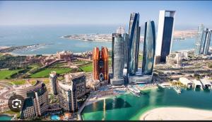 z góry widok na miasto z wieloma wysokimi budynkami w obiekcie Studio M4 w Abu Zabi