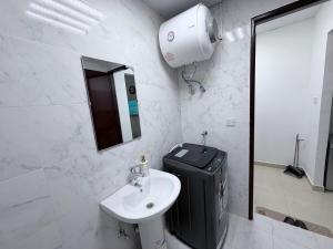 łazienka z umywalką i koszem na śmieci w obiekcie Studio M4 w Abu Zabi +8 zdjęć