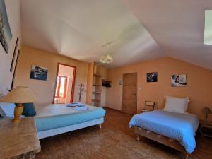 Postel nebo postele na pokoji v ubytování Les Hortensias GR 34 - Chambres d'Hôtes