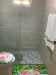 baño con aseo y alfombra de flores en el suelo en Comfort and tranquility in one place, en La Estrella