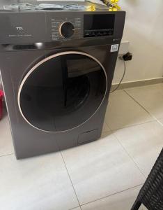una lavadora negra en el suelo en Comfort and tranquility in one place, en La Estrella