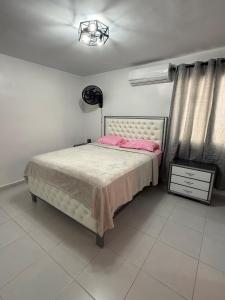 1 dormitorio con 1 cama con almohadas rosas en Comfort and tranquility in one place, en La Estrella 12 fotos más