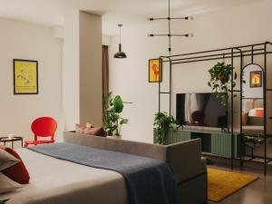 Μια τηλεόραση ή/και κέντρο ψυχαγωγίας στο Brassbell l DT l Hannaux l Tahrir sq