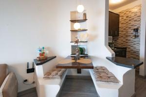 a dining room table with a bench in a room at Studio Gio - Paraiso del Sur in Playa Paraiso
