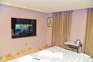 Postel nebo postele na pokoji v ubytování Triple Tee Luxury Hotel & Service Apartments Surulere