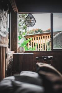 uma sala com uma mesa e cadeiras e uma janela em Lush Atitlán em San Marcos La Laguna