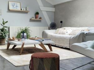 a living room with a coffee table and a bed at Le Clos des Champis in Scorbé-Clairvaux