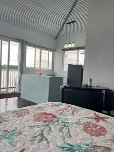 TV a/nebo společenská místnost v ubytování Coral Wing Casitas