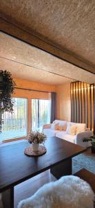 Ένα ή περισσότερα κρεβάτια σε δωμάτιο στο Ternu Forestvilla +32 φωτογραφίες