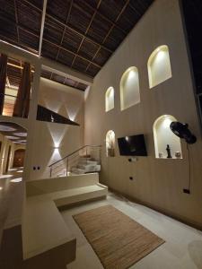 Una televisión o centro de entretenimiento en Lotus Beach House playa privada