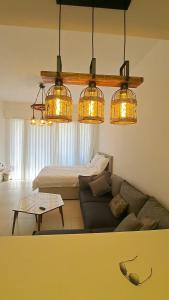 ein Wohnzimmer mit einem Sofa und Kronleuchtern in der Unterkunft Al RAHA village - Aqaba أستوديو بقرية الراحه العقبة مرسى زايد in Aqaba + 45 Fotos