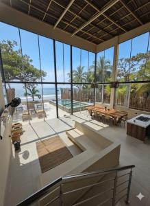 Un balcón o terraza en Lotus Beach House playa privada