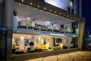 Una vista de una sala de estar con sillas en un edificio. en Sardegna Hotel - Suites & Restaurant, en Cagliari