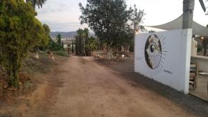 un camino de tierra con un cartel en el costado en DaNik Valle, en Francisco Zarco