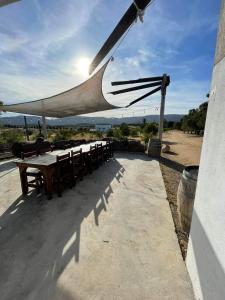 un grupo de mesas y sillas con el sol brillando en DaNik Valle, en Francisco Zarco