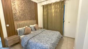 un dormitorio con una cama y una ventana en Super appart vue sur mer, en Rabat