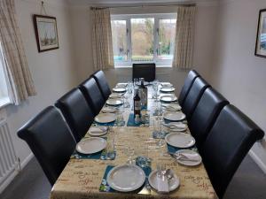 Posezení v ubytování Waterside Cottage - Sleeps 11 on Grand Union Canal + 22 fotografií