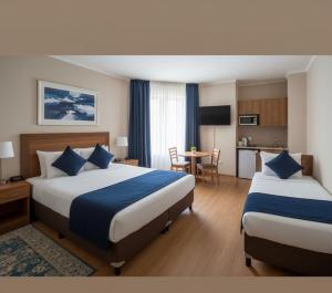 een hotelkamer met twee bedden en een tafel bij Takes Antalya Apart in Antalya