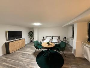 Μια τηλεόραση ή/και κέντρο ψυχαγωγίας στο Golden Nest +2 φωτογραφίες