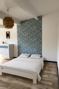 Ένα ή περισσότερα κρεβάτια σε δωμάτιο στο Maisonnette rénovée en campagne