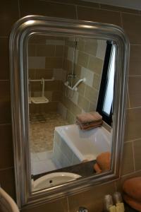 Koupelna v ubytování Gites "Bord de Mer" PMR ou "Arromanches" 2 chambres en FRONT DE MER à Asnelles , 3km d'Arromanches, 10km de Bayeux + 18 fotografií