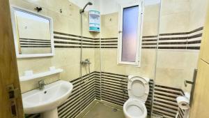 un baño con inodoro y lavabo en Super appart vue sur mer, en Rabat 5 fotos más