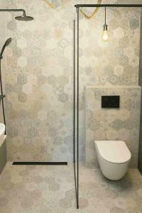 Wola MichowaにあるChatka Wagabundyのトイレとシャワー室を備えたバスルーム +26枚の写真