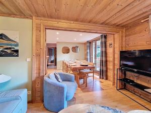 ein Esszimmer und ein Wohnzimmer mit Holzdecke in der Unterkunft Appartement spacieux et confortable A proximité des pistes Balcon WIFI - FR-1-344-771 in Saint-Martin-de-Belleville