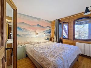 ein Schlafzimmer mit einem Bett und einem Gemälde an der Wand in der Unterkunft Appartement spacieux et confortable A proximité des pistes Balcon WIFI - FR-1-344-771 in Saint-Martin-de-Belleville