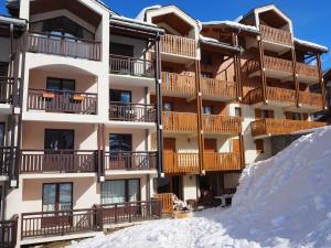 ein Apartmenthaus mit Schnee davor in der Unterkunft Appartement spacieux et confortable A proximité des pistes Balcon WIFI - FR-1-344-771 in Saint-Martin-de-Belleville