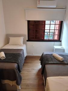 Una cama o camas en una habitación de No Coração de Gramado! Faça tudo a pé. Reformado!