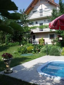 Bazén v ubytování Apartments in Fonyod - Balaton 18584 nebo v jeho okolí