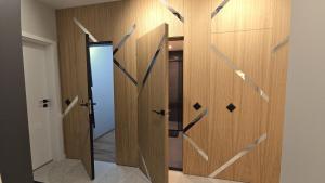 ein Flur mit einer Tür, auf der Pfeile angebracht sind in der Unterkunft LUXURY Designer Apt I Meters to Gondola Lift I Sleeps 6 I Pool & Parking I in Bansko
