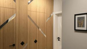 ein Raum mit einer Holzwand, auf der Pfeile angebracht waren in der Unterkunft LUXURY Designer Apt I Meters to Gondola Lift I Sleeps 6 I Pool & Parking I in Bansko