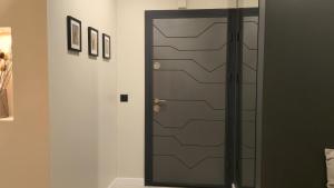 eine Tür mit einem Muster darauf in einem Zimmer in der Unterkunft LUXURY Designer Apt I Meters to Gondola Lift I Sleeps 6 I Pool & Parking I in Bansko + 63 Fotos