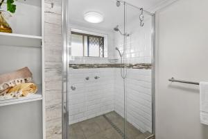 マルーチードールにあるRiverfront Bliss Luxe Pet-Friendly Escapeの白いバスルーム(ガラス張りのシャワーブース付) +12枚の写真