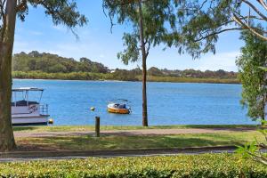 Fotografie z fotogalerie ubytování Riverfront Bliss Luxe Pet-Friendly Escape v destinaci Maroochydore