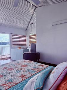 Postel nebo postele na pokoji v ubytování Coral Wing Casitas